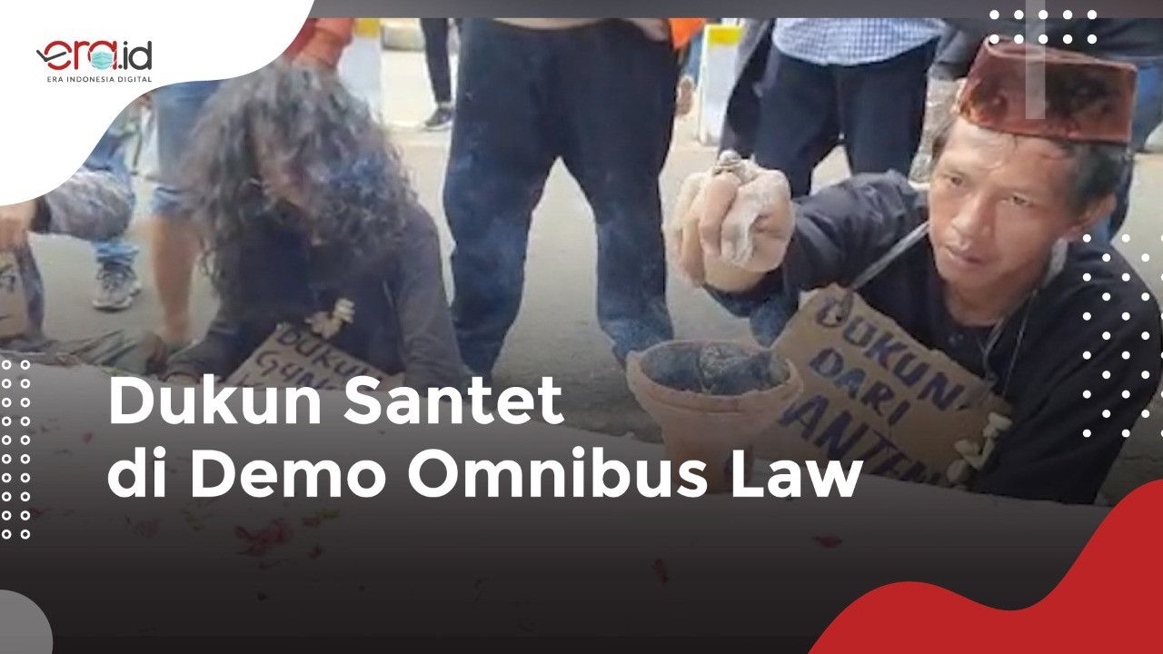 'Dukun Santet' Beraksi Dalam Demo Tolak Omnibus Law