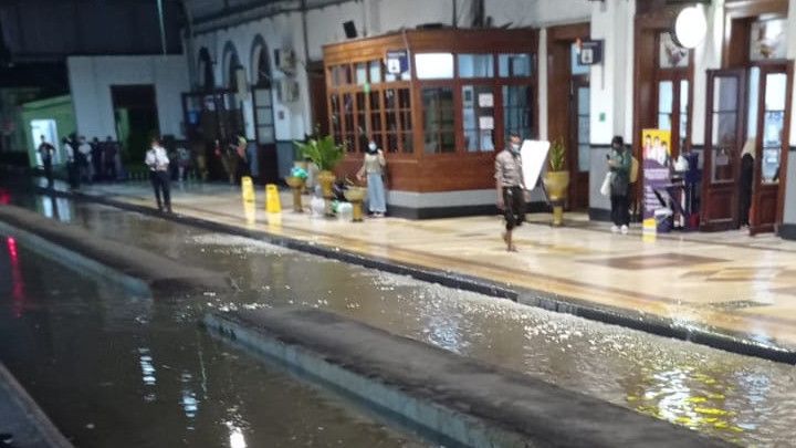 Jalur 1 dan 2 Stasiun Bogor Sempat Terendam Banjir Hingga 20 Cm