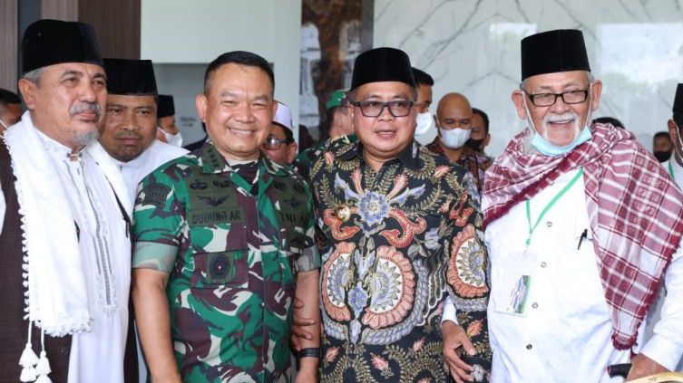 Temui Ulama Aceh, KSAD Jenderal Dudung Dapat Gelar Kehormatan Adat 'Sri Lila Meukuta Abdurachman'