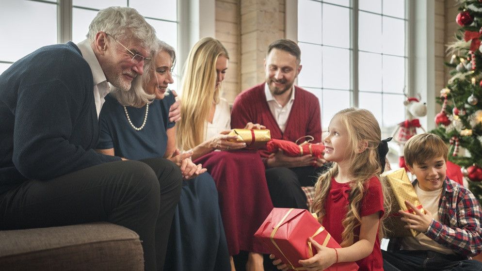 Baca Buku hingga Main Kriket, 5 Tradisi Natal Menarik Tiap Negara