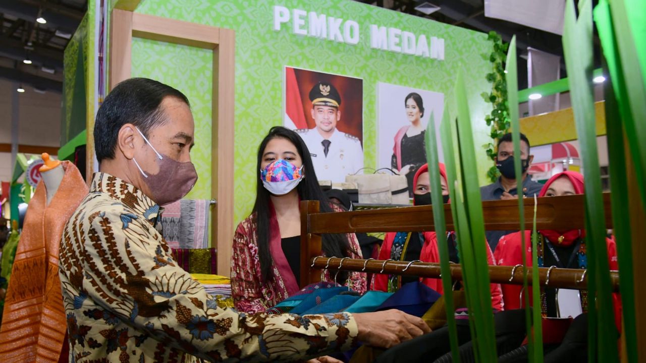 Momen Kahiyang Ayu Kenalkan Kerajinan Medan ke Jokowi di Inacraft 2022