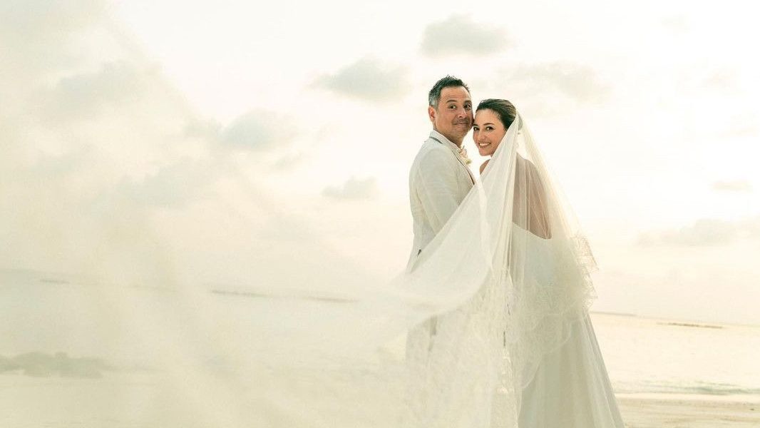 Resmi Suami Istri, Romantisnya Pernikahan Julie Estelle dan David Tjiptobiantoro di Maldives