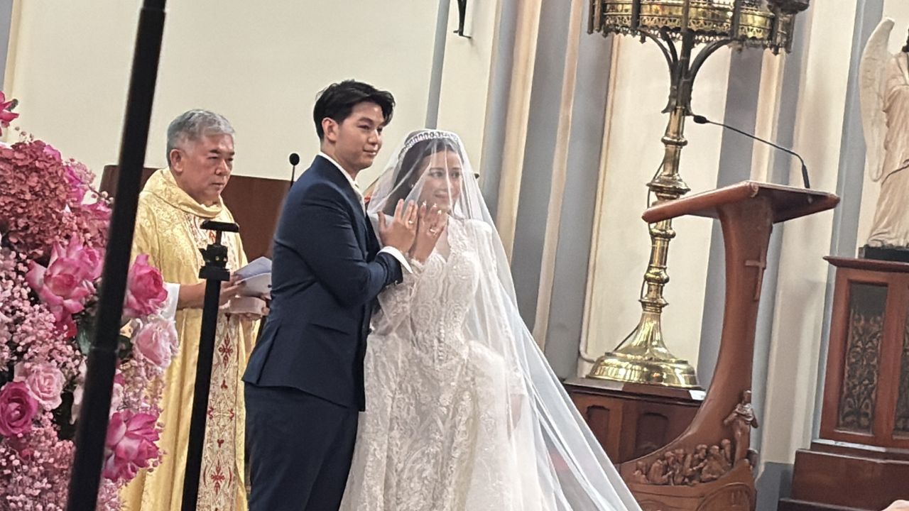 Momen Haru Brisia Jodie dan Jonathan Alden Ucap Janji Suci, Gaun Mewah Jadi Sorotan