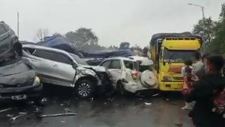 Lebih dari 10 Kendaraan Terlibat Kecelakaan Beruntun di Tol Cipularang, Diduga karena Truk Rem Blong