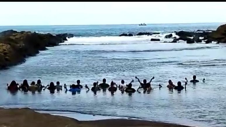 Pakai Toa, Polisi Bubarkan Aksi Kelompok Kejawen yang Berendam sambil Berdoa di Pantai
