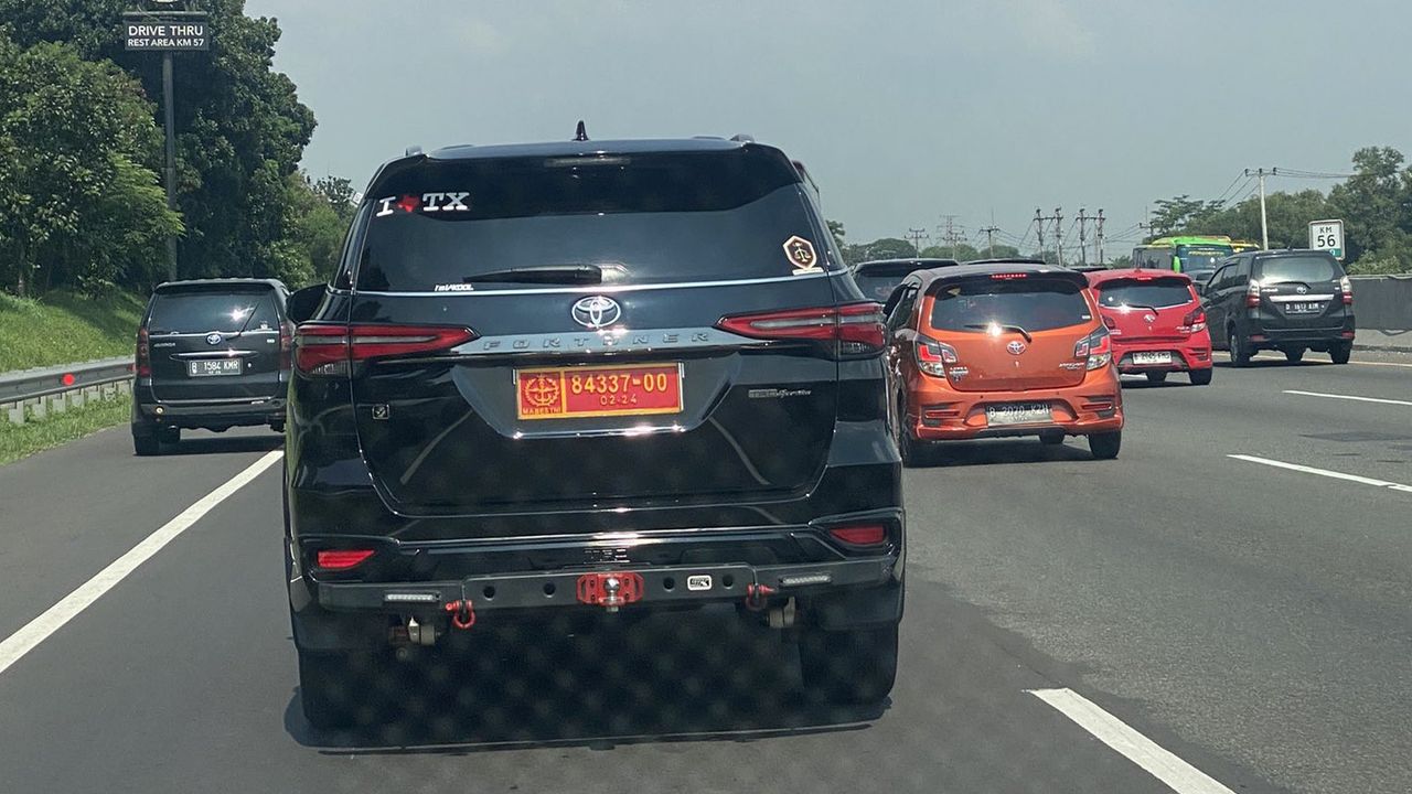 Viral Fortuner Berpelat TNI Palsu Diduga Serempet Mobil di Tol Japek, Sopir Ngaku Adik Jenderal