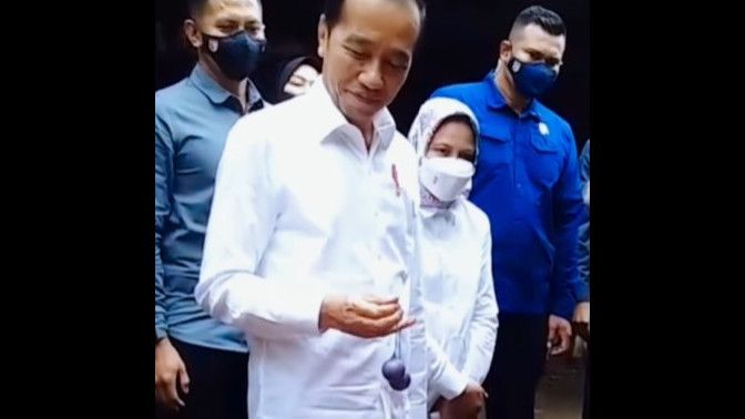 Ditertawai Warga, Begini Aksi Jokowi Jajal Main Lato-Lato yang Viral saat Kunjungi Pasar di Subang