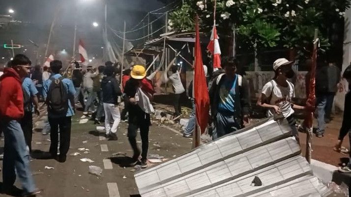 Muncul Massa Baru Datangi ke Gedung DPR, Mereka Rusak Halte