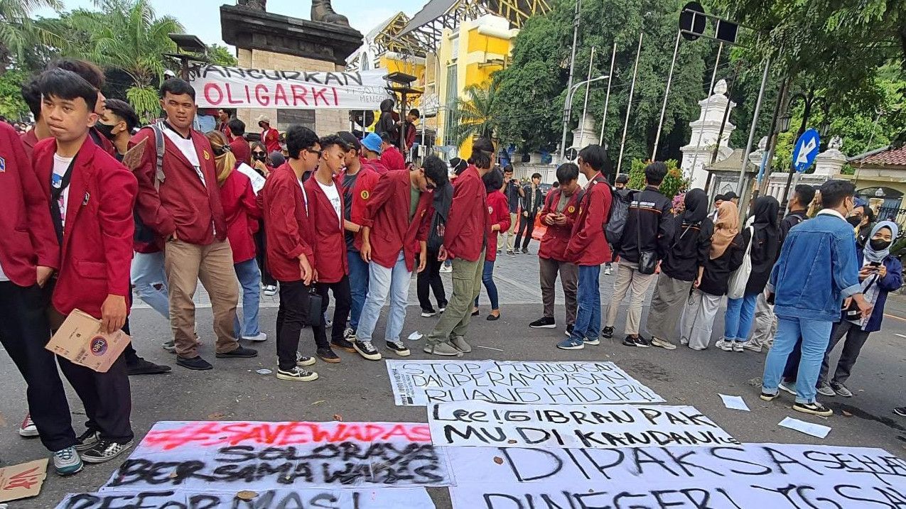 Mahasiswa Solo Kembali Gelar Unjuk Rasa, Minta Gibran Nasehati Ayahnya: Le Gibran, Pakmu Dikandani..