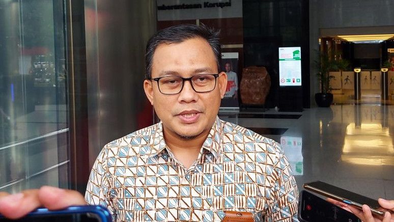KPK Periksa Tersangka Bupati Mamberamo Tengah Ricky Ham Pagawak Kasus Pencucian Uang