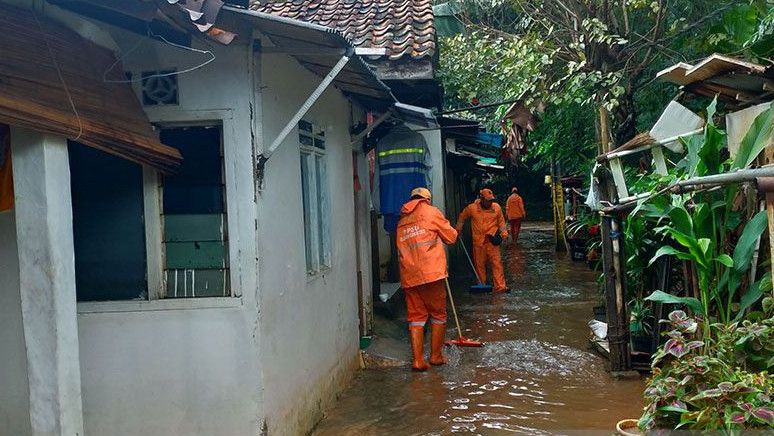 BPBD DKI Evakuasi 14 KK Warga Cilandak Timur Akibat Banjir 1,6 Meter dan Luapan Kali Krukut