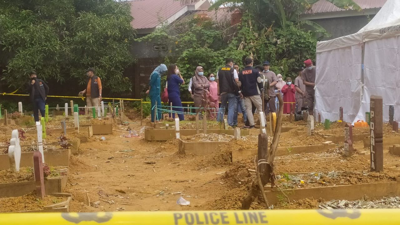 Polisi Bongkar Makam Korban Miras Oplosan Pelajar di Makassar untuk Autopsi