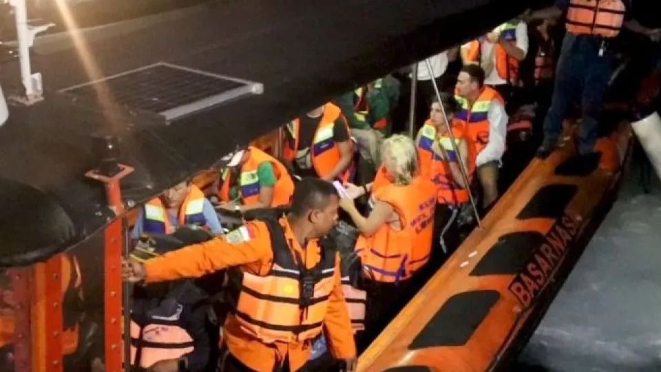 Kapal Wisata Tabrak Karang di Taman Nasional Komodo, Tim SAR Evakuasi 15 Penumpang