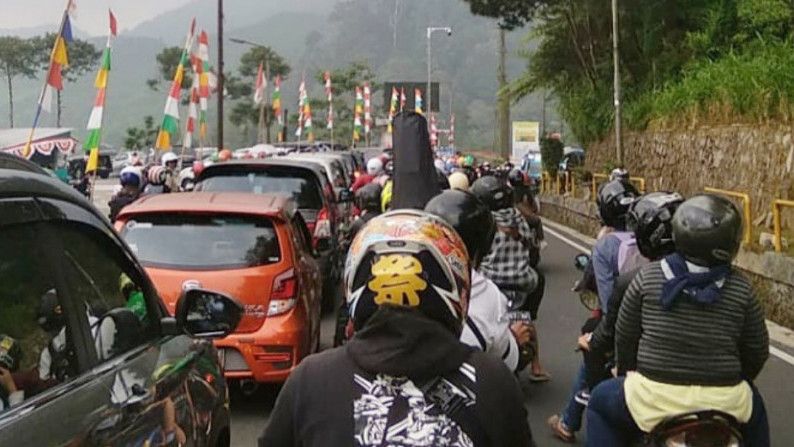 PPKM Level 3, Puncak Bogor Macet Total, Polisi Berlakukan 'One Way'