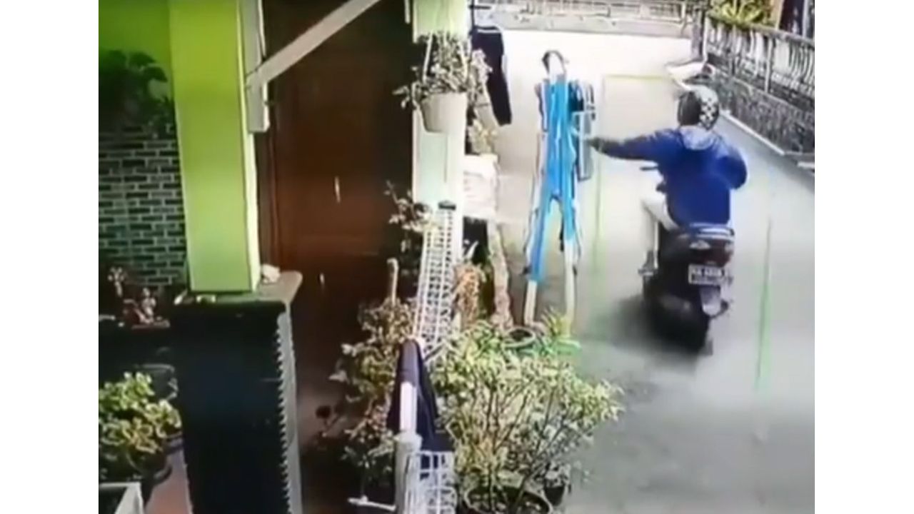Seorang Pria Terekam CCTV Mencuri Celana Dalam, Netizen Malah Serang Pemilik Rumah: Lagian Jemur CD di Pinggir Jalan