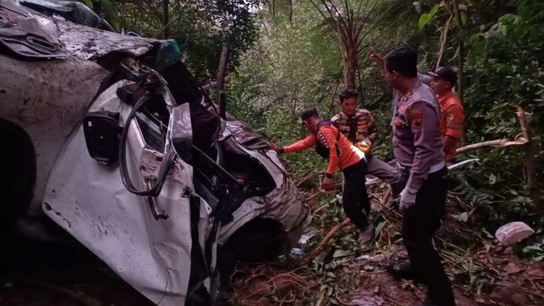 Detik-detik Mobil Fortuner Terjun ke Jurang di Kabupaten Batang, 4 Orang Tewas