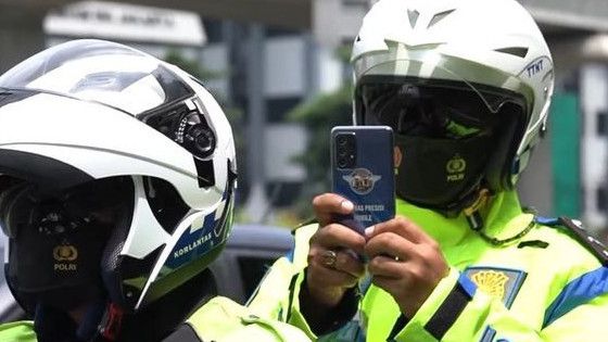 Polisi Kini Bisa Tilang Pengendara Pakai Handphone? Simak Penjelasannya