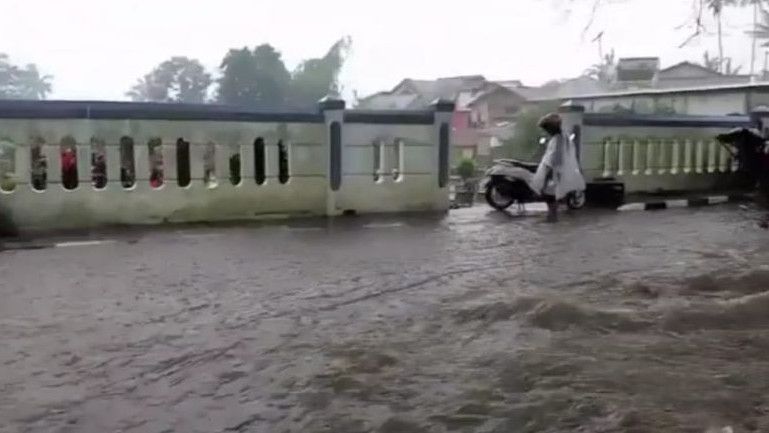 Hujan Deras Seharian, Sukabumi Dilanda Banjir dan Tanah Longsor
