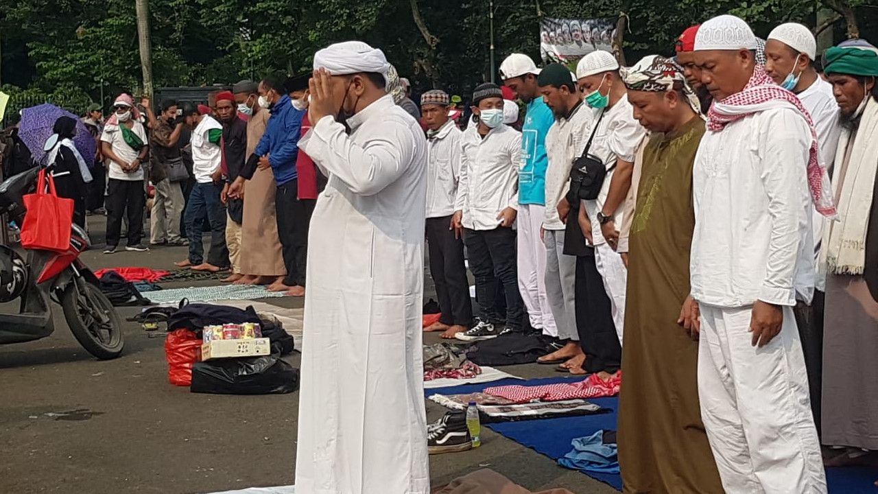 Penampakan Massa Aksi Bela Islam 2503 Salat Ashar Berjemaah di Jalanan