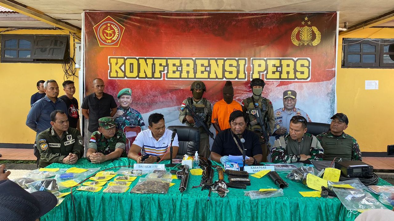 Tangkap Anggota KKB Papua Pembakar Pesawat Susi Air, TNI-Polri Sita Senpi-Ribuan Amunisi