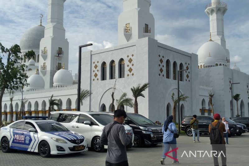 Tenda Buka Puasa di Masjid Sheikh Zayed Solo Roboh Diterjang Angin
