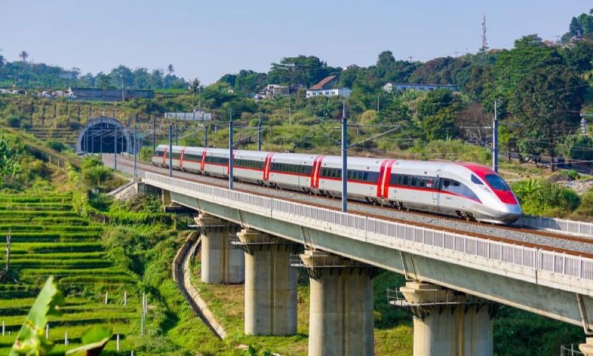 Mahfud MD Endus Dugaan Korupsi dalam Proyek Kereta Cepat Whoosh, KPK Merespons