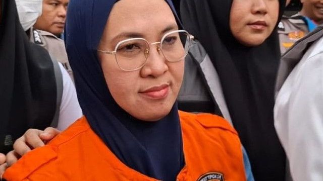 Husniah Dipakaikan Rompi Oranye Usai Didepak dari Kursi Bupati Gowa