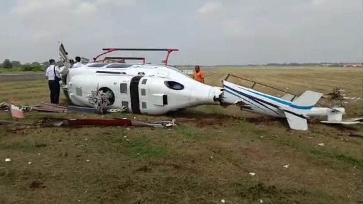 Penampakan Helikopter Kemenhub Terguling di Curug Tangerang