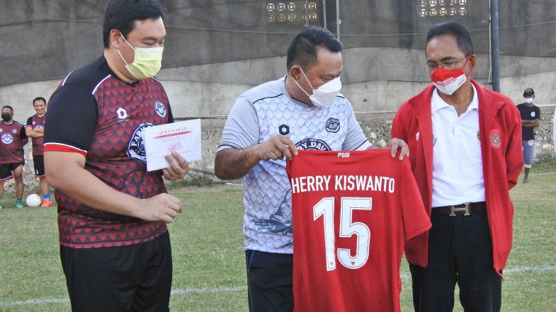 Di Lelang Jersey Timnas Era 70an, Baju Coach RD Hingga Yudo Hadiyanto Laku Rp101,5 Juta