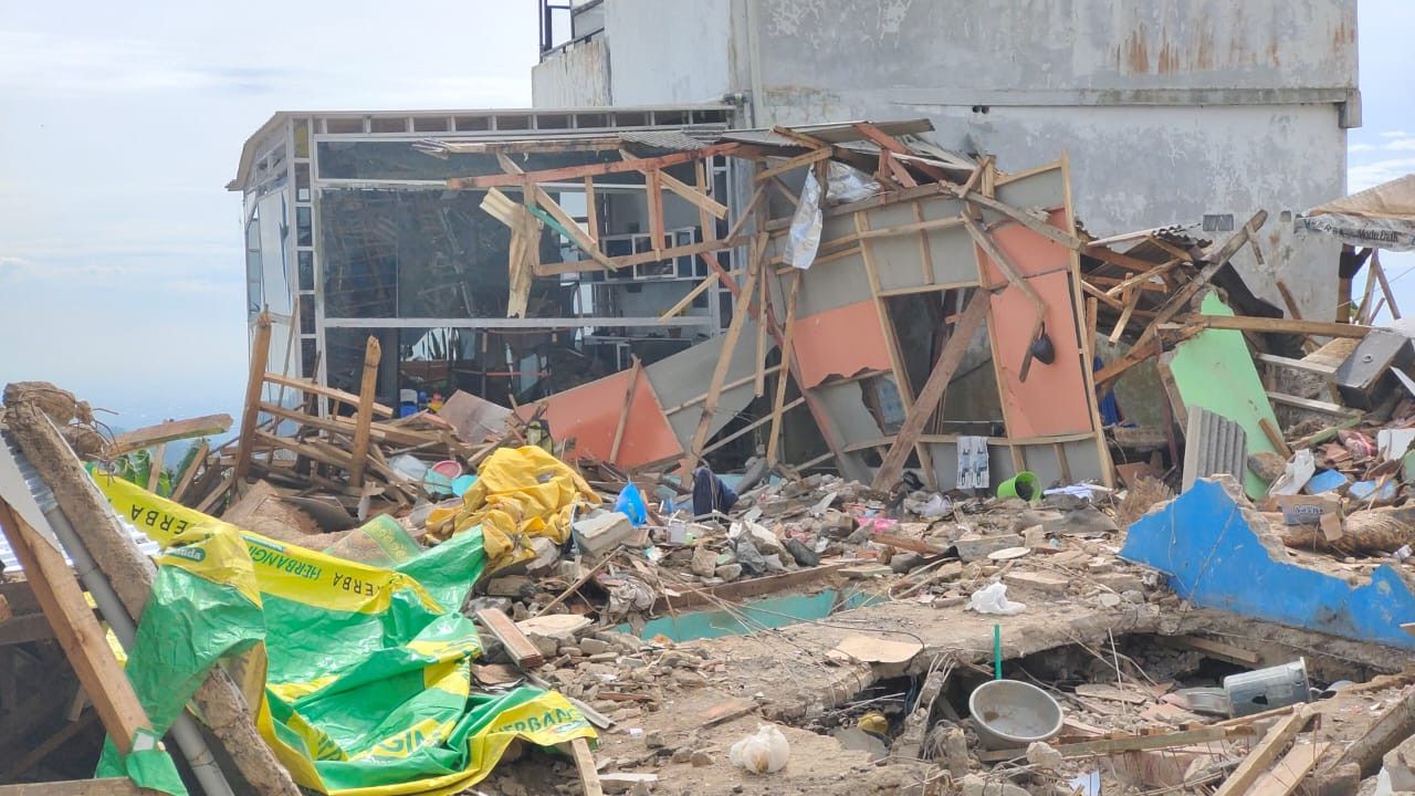 Bawa Logistik, Polisi Disambut Korban Gempa Cianjur yang Minta Bantuan di Jalanan