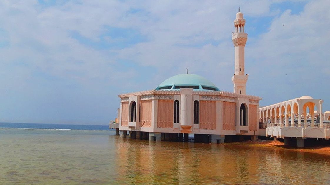 Tiup Lilin dan Rayakan Ultah di Masjid Apung Arab, Orang Indonesia Dihukum