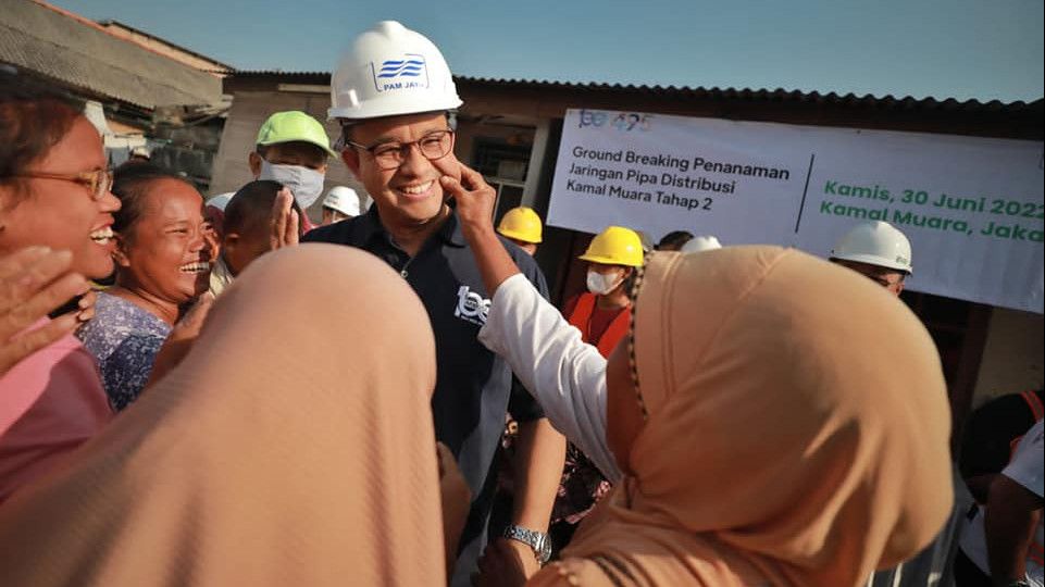 Pipi Anies Dicubit Ibu-Ibu di Kamal Muara saat Bawa Kejutan soal Air Bersih