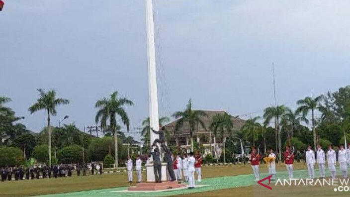 Tali Bendera Putus, Petugas Upacara HUT RI di Bangka Belitung Panjat Tiang Bendera