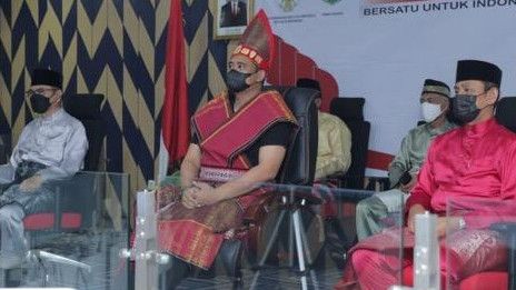 Momen Wali Kota Medan Bobby Nasution Pakai Baju Adat Batak Toba saat Upacara Hari Pancasila