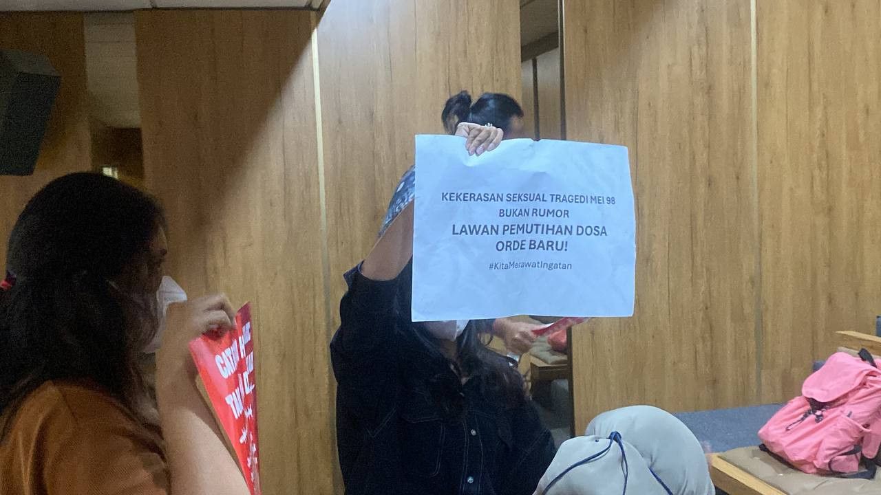 Koalisi Masyarakat Sipil Gruduk Fadli Zon saat Rapat di DPR, Desak Hentikan Pemutihan Sejarah