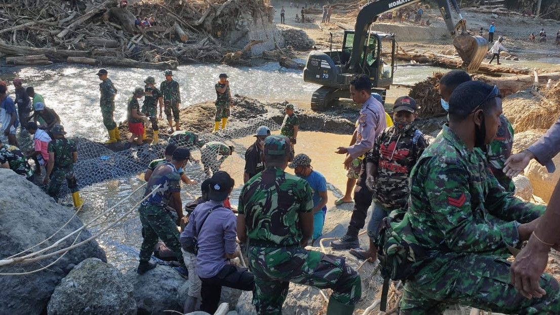 Satgas Zeni TNI AD Tiba di Alor, Lanjutkan Misi Kemanusiaan, Langsung Aksi Bangun Jembatan