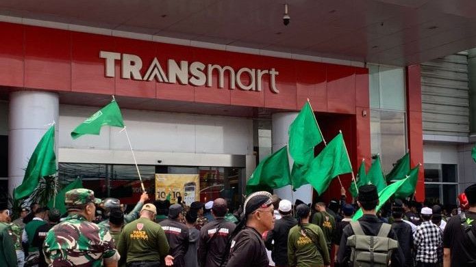 Imbas Tayangan Trans7, Aliansi Santri Geruduk Transmart Jember, Ini Empat Tuntutannya