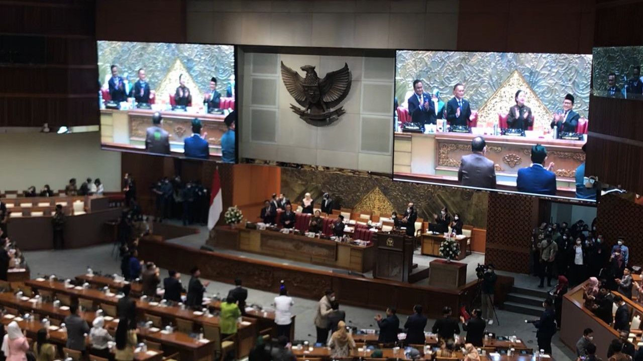 Gedung Parlemen Dikepung Massa Tolak BBM Naik, Ruang Paripurna Justru Rayakan Kejutan Ultah Puan Maharani