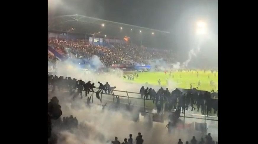 Penggunaan Gas Air Mata di Stadion Dilarang FIFA, IPW: Copot Kapolres Malang!