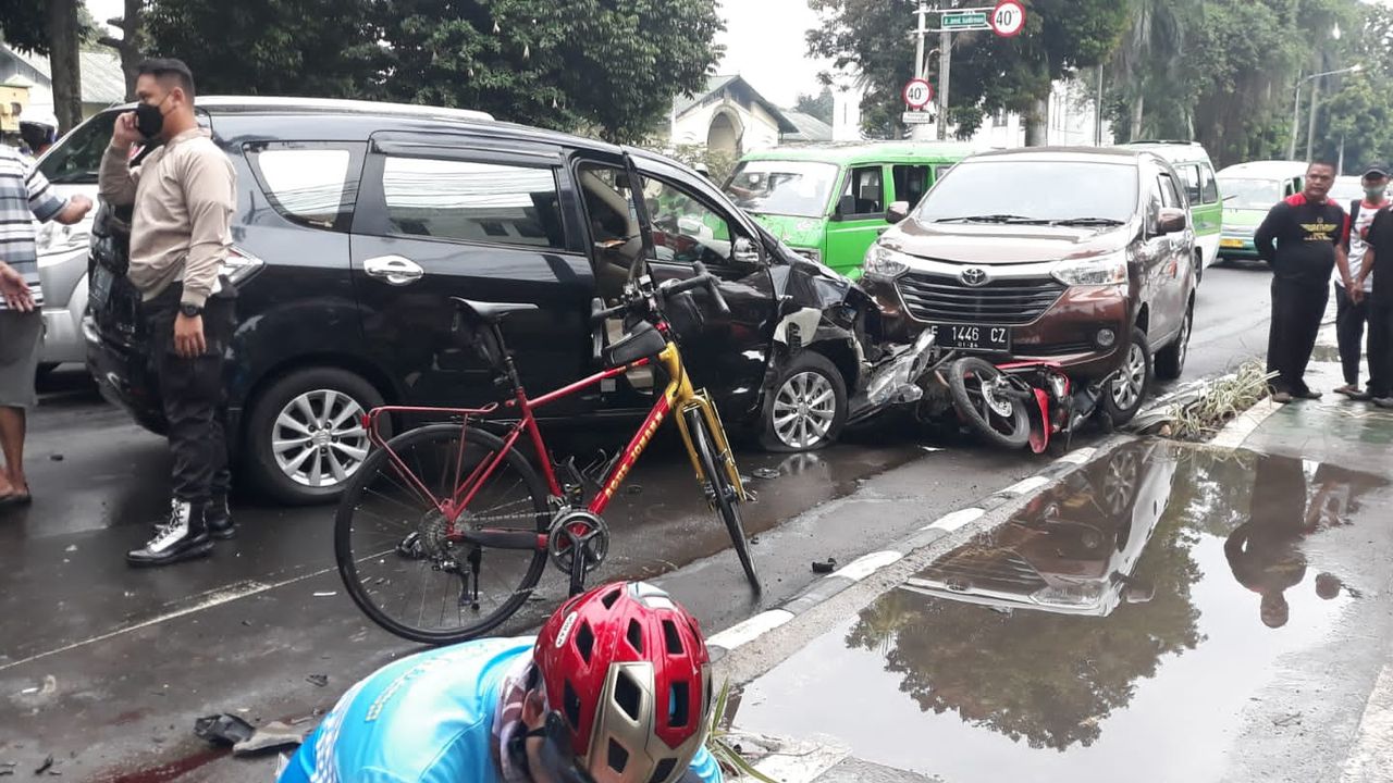 Penampakan Kecelakaan Mengerikan di Kawasan Air Mancur Kota Bogor, Pengendara Motor Terjepit