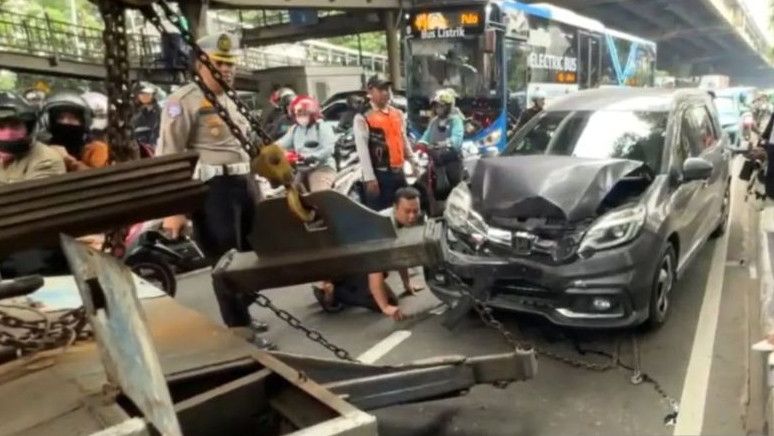 Kecelakaan Beruntun di Jaktim Diakibatkan Sopir Mengantuk