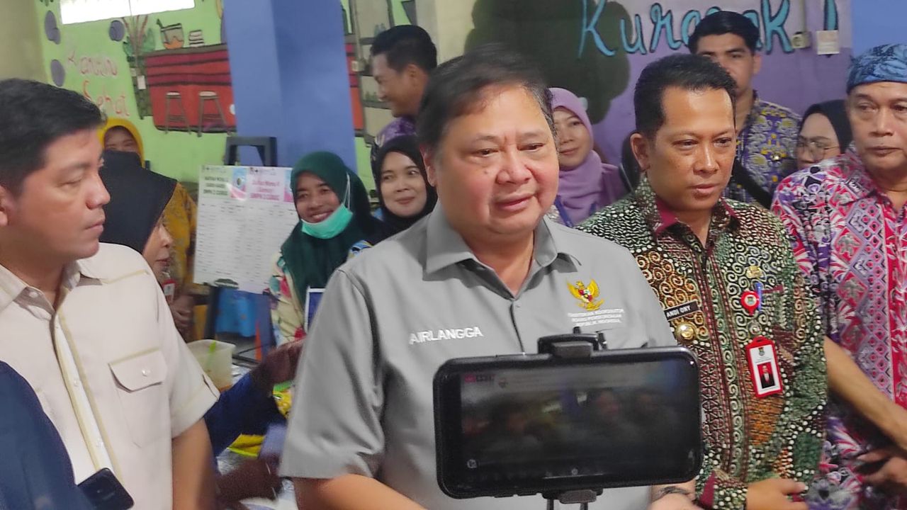 Airlangga Lakukan Simulasi Makan Siang Gratis Milik Prabowo di Tangerang
