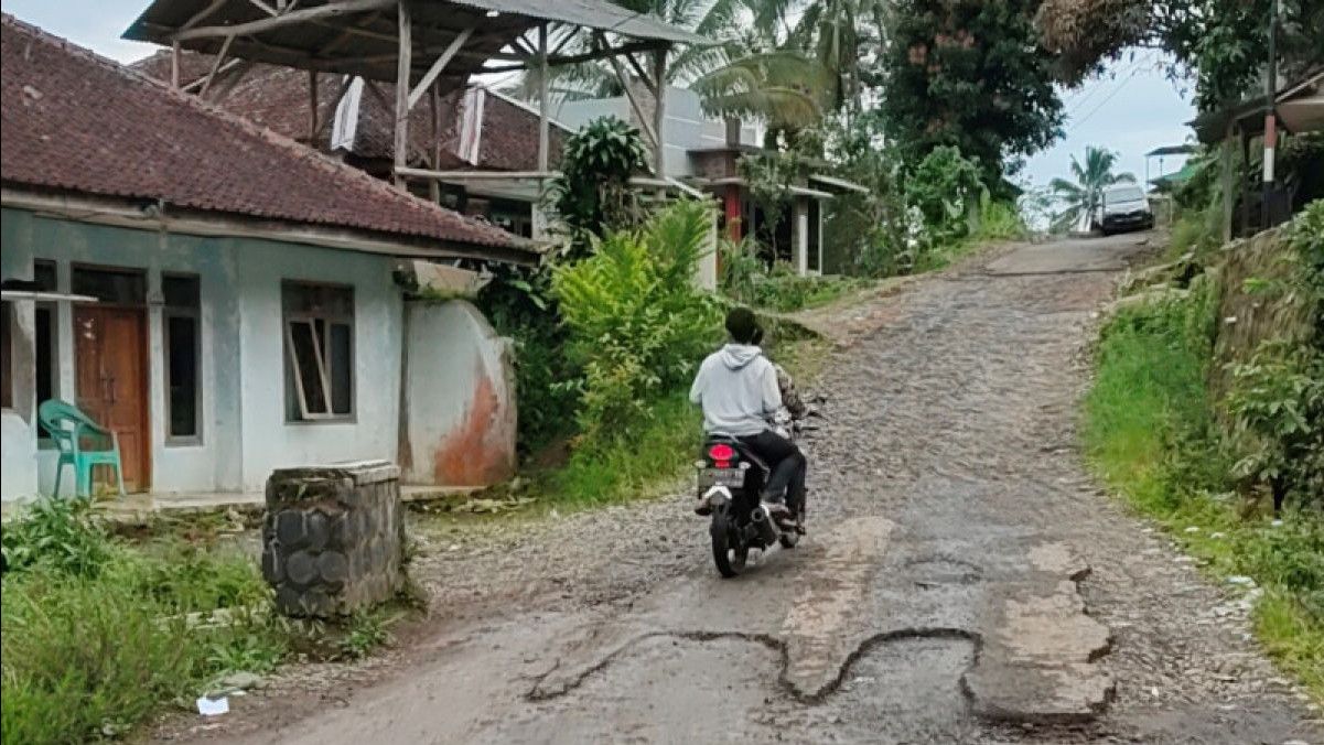 Jalan Rusak Menuju Curug Viral Dekat Rumah Abah Jajang di Cianjur Kini Diperbaiki