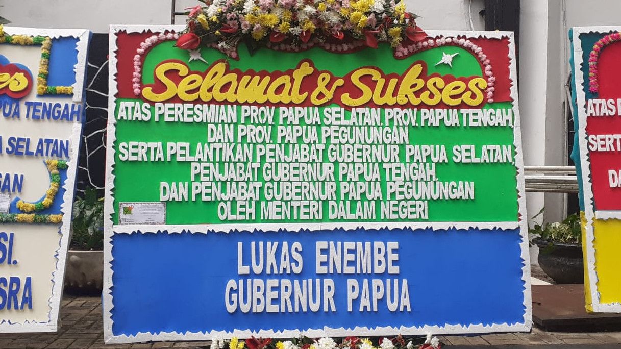 Ada Karangan Bunga dari Lukas Enembe di Acara Peresmian Tiga Provinsi Baru Papua, Kok Bisa?