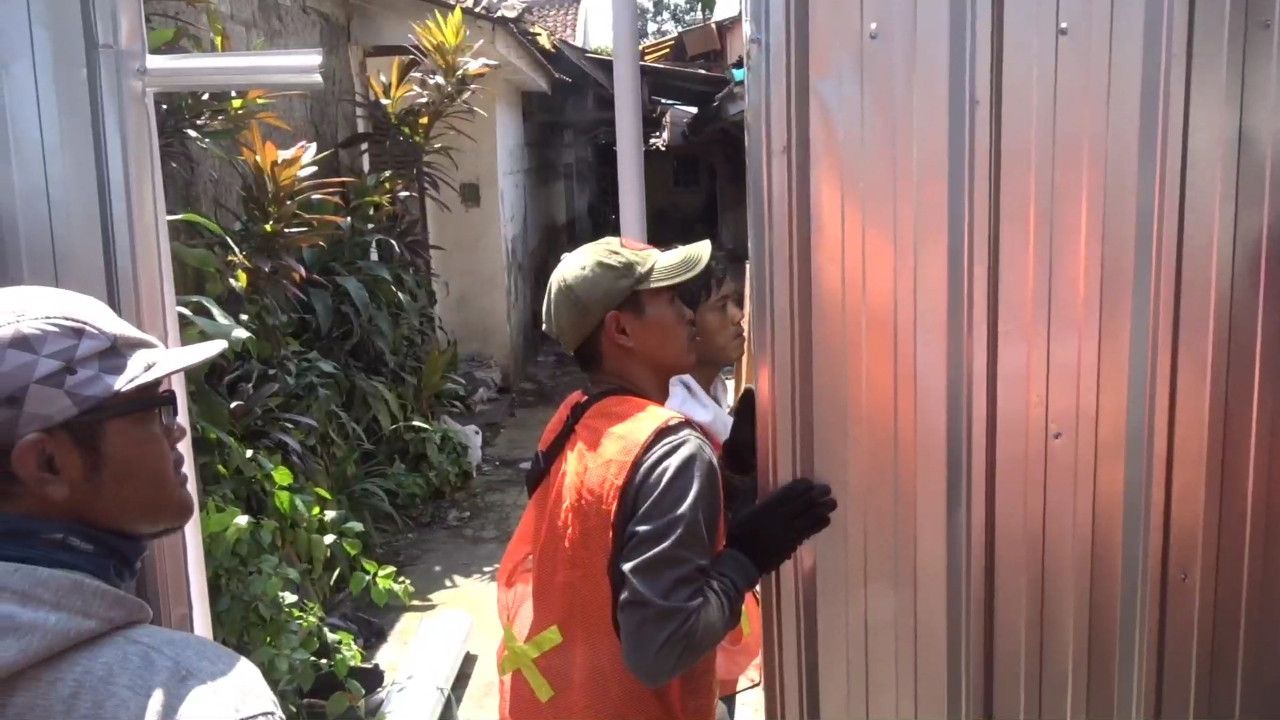 Warga di Bandung Menangis Rumahnya Digusur PT KAI: Lagi Mandi, Didobrak