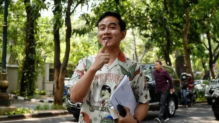 Gaya Jalan Dikomentari Netizen, Gibran Rakabuming: Saya Siap Dilaporkan ke Pihak Berwajib