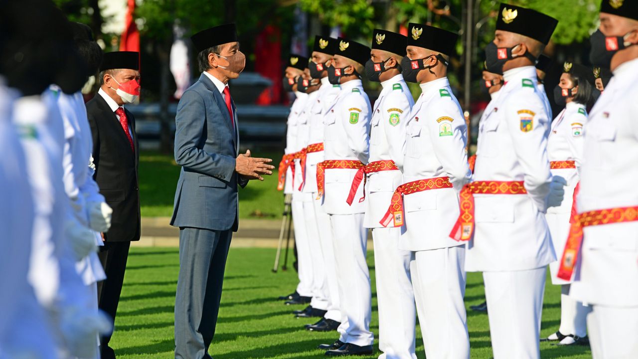 Momen Jokowi Kukuhkan 68 Anggota Paskibraka 2021