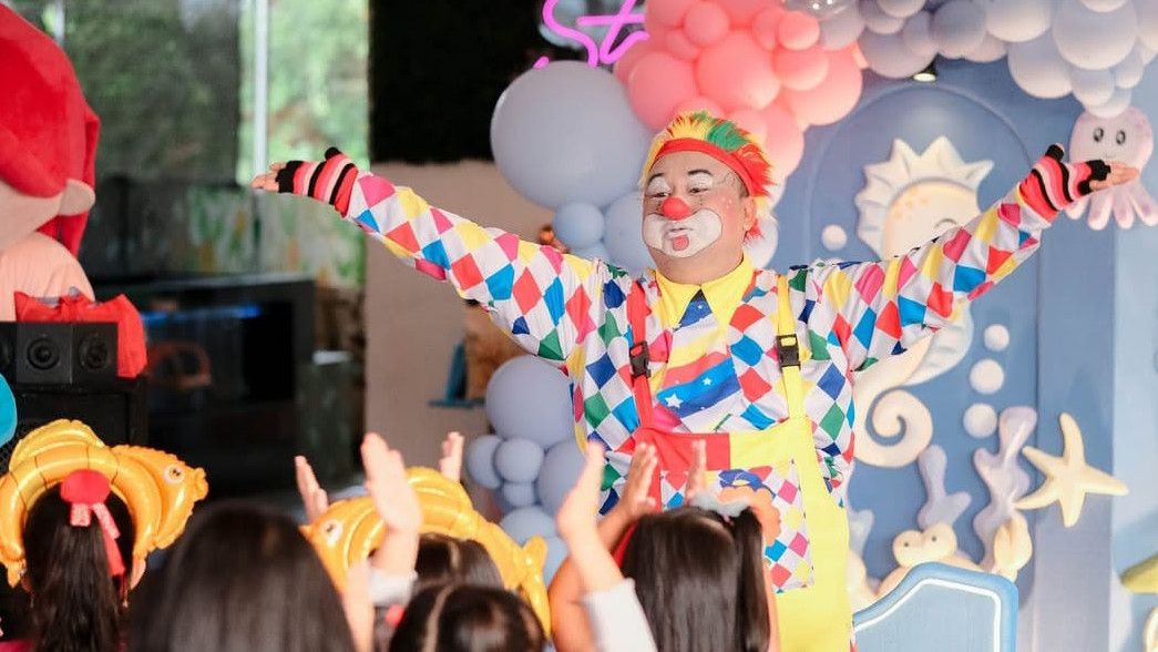 Cari Nafkah Tambahan Buat Keluarga, Anggota Polisi Bripka Rian Nyambi Jadi Badut Hiburan Anak