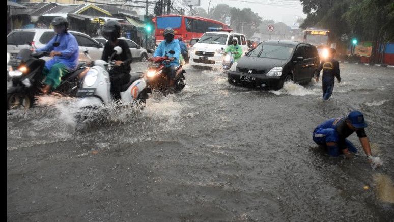 Waspada Jakarta Diguyur Hujan Deras Disertai Petir Hari Ini