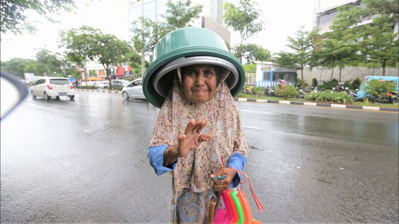 Demi Makan Keluarga, Seorang Nenek Rela Hujan-hujanan Jualan Baskom di Makassar